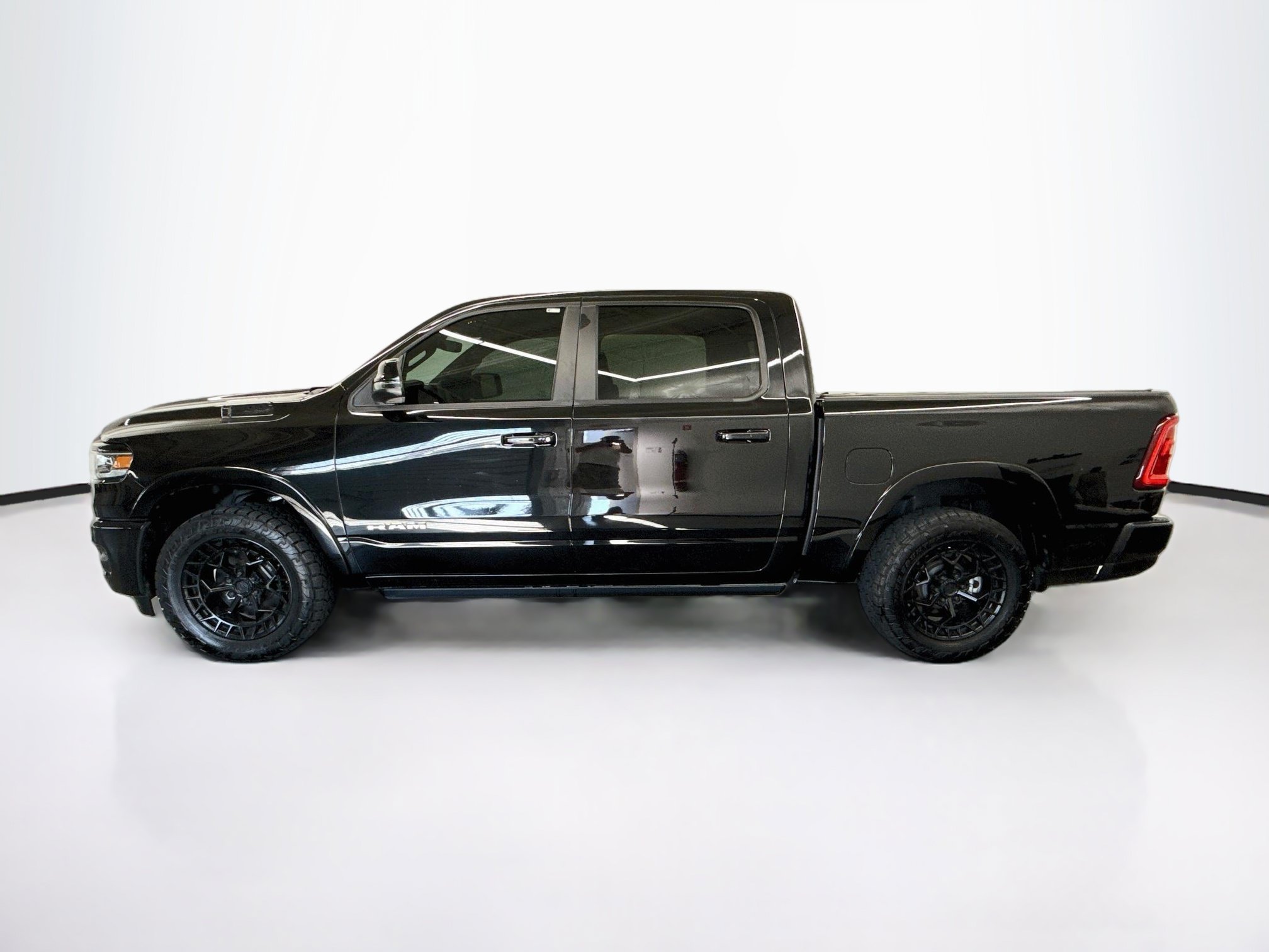Used 2025 RAM 1500 Laramie w/ Laramie Southwest Edition AWD/4WD image 4