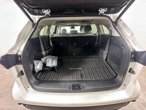 Used 2023 Toyota Highlander XLE AWD/4WD image 15