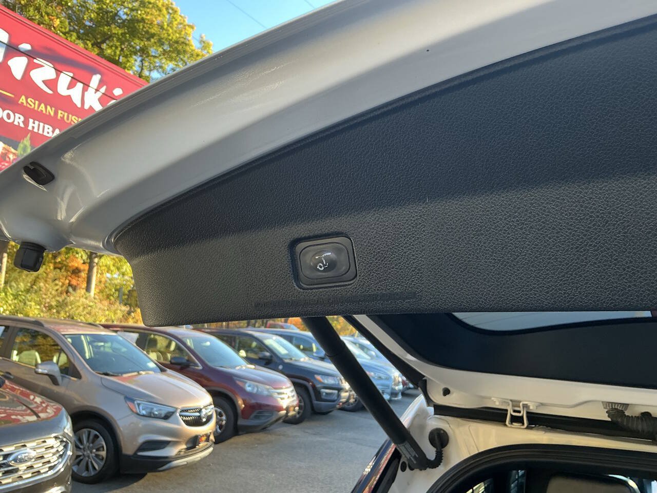 Used 2019 Ford Explorer XLT w/ Equipment Group 202A AWD/4WD image 32