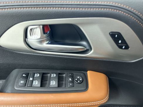 Used 2024 Chrysler Pacifica Pinnacle AWD/4WD image 11