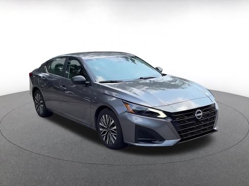 Used 2026 Nissan Altima 2.5 SV FWD image 3