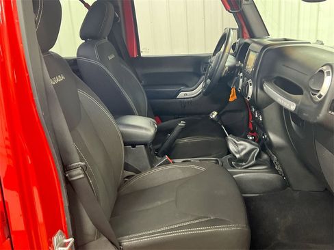 Used 2017 Jeep Wrangler Unlimited Sahara w/ Connectivity Group image 20