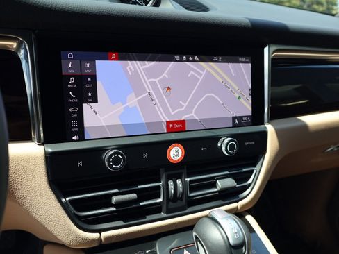 Certified 2026 Porsche Macan AWD/4WD image 18