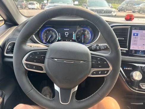 Used 2027 Chrysler Pacifica Select AWD/4WD image 17