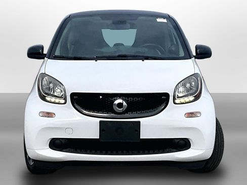 Used 2016 smart fortwo passion RWD image 3