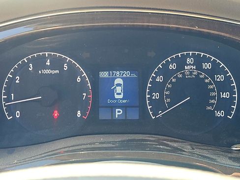 Used 2011 Hyundai Genesis 3.8 RWD image 14