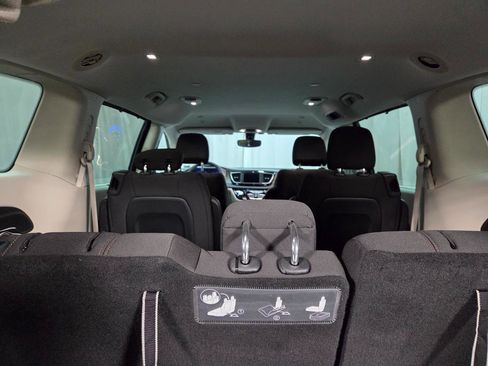 Used 2018 Chrysler Pacifica Touring Plus w/ Tire & Wheel Group image 10