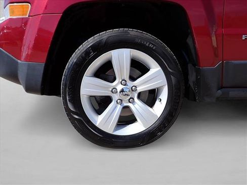 Used 2014 Jeep Patriot Latitude AWD/4WD image 7