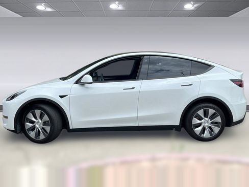 Used 2023 Tesla Model Y Long Range AWD/4WD image 2