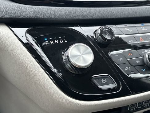 Used 2023 Chrysler Pacifica Touring-L image 19