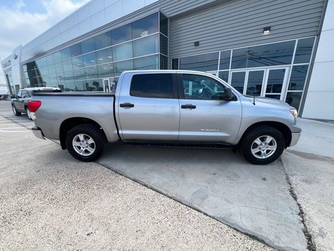 Used 2013 Toyota Tundra 4x4 CrewMax w/ Tow Pkg image 2