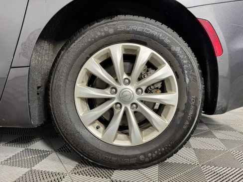 Used 2019 Chrysler Pacifica Touring-L FWD image 44