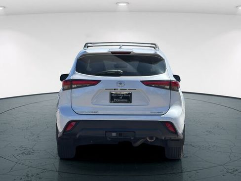 Used 2022 Toyota Highlander XLE AWD/4WD image 6