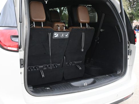 Used 2021 Chrysler Pacifica Limited w/ Uconnect Theater Family Group image 24