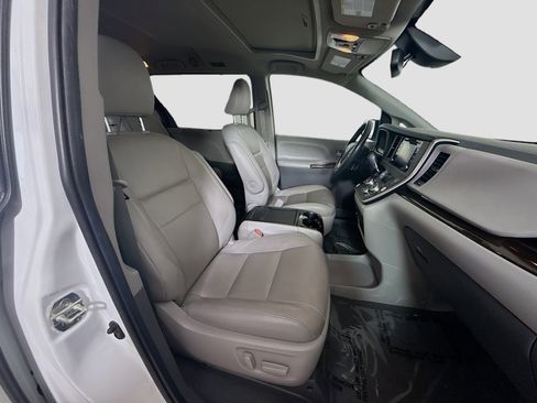 Used 2020 Toyota Sienna XLE FWD image 27