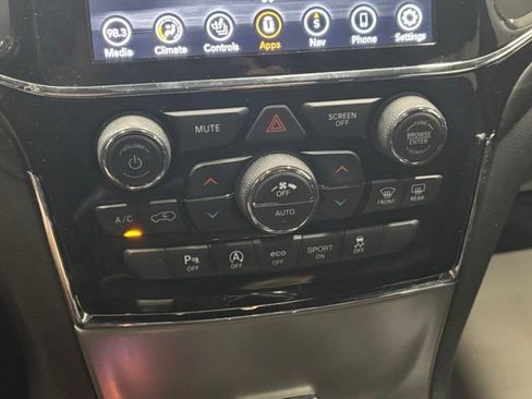 Used 2022 Jeep Grand Cherokee Laredo X AWD/4WD image 32