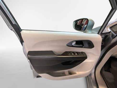 Used 2020 Chrysler Pacifica Touring-L FWD image 14