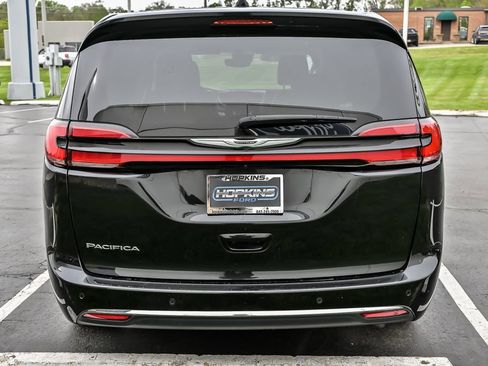 Used 2023 Chrysler Pacifica Touring-L FWD image 9