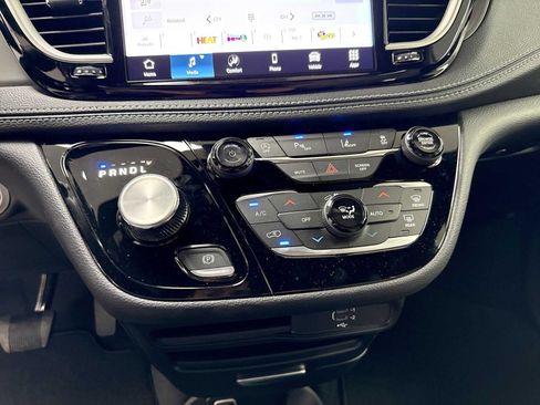 New 2026 Chrysler Pacifica Select FWD image 17