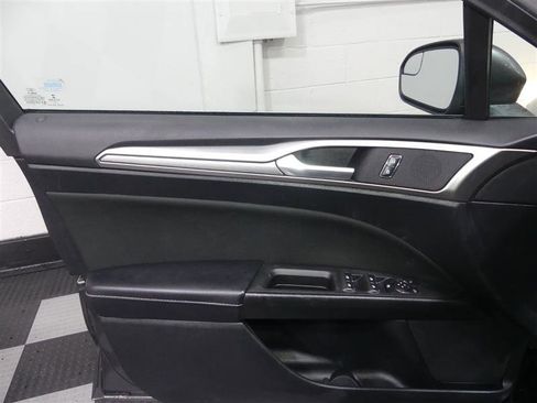 Used 2018 Ford Fusion SE image 17