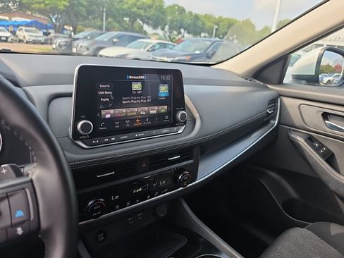 Used 2025 Nissan Rogue SV FWD image 27