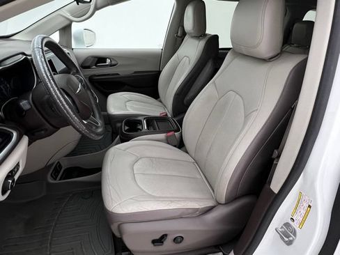 Used 2018 Chrysler Pacifica Touring-L w/ Premium Audio Group FWD image 12