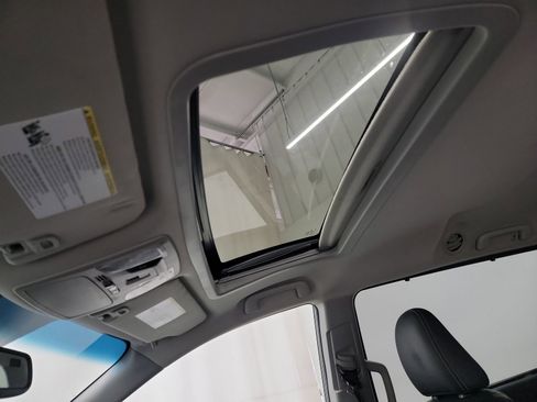Used 2015 Toyota Sienna SE Premium image 24