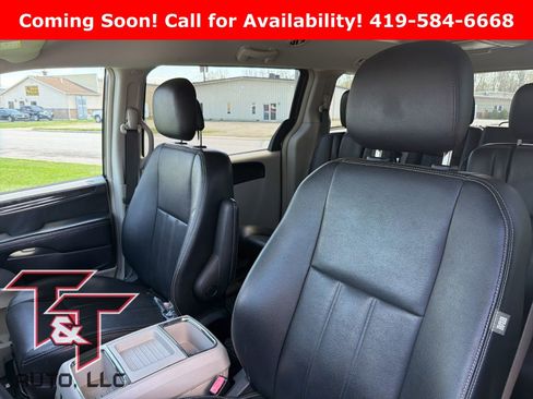 Used 2015 Chrysler Town & Country Touring image 5