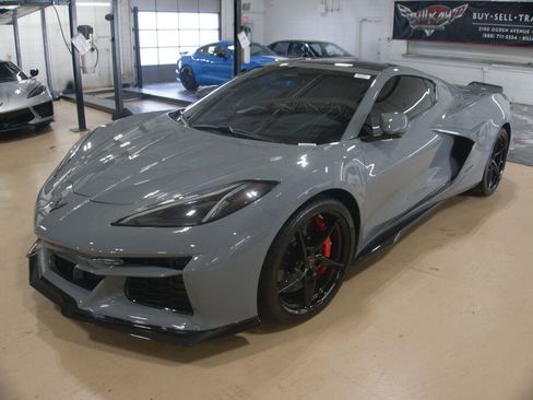 Used 2025 Chevrolet Corvette E-Ray w/ ZER Performance Package AWD/4WD image 2