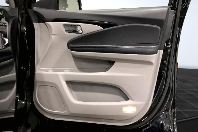 Used 2017 Honda Pilot Touring image 26
