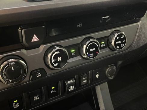 Used 2018 Toyota Tacoma TRD Sport w/ Technology Package AWD/4WD image 10