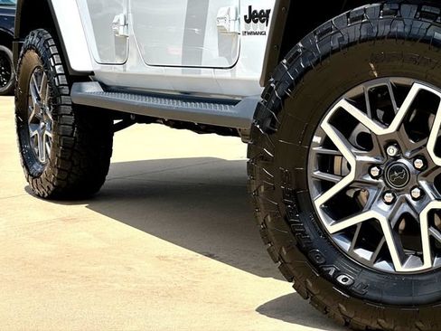Used 2026 Jeep Wrangler Unlimited Sahara AWD/4WD image 6