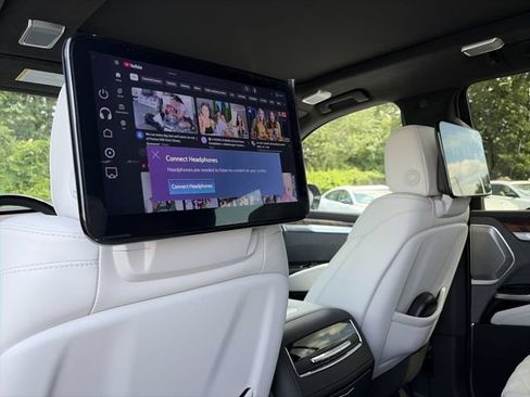 Used 2025 Cadillac Escalade Sport Platinum w/ LPO, Floor Liner Package AWD/4WD image 32