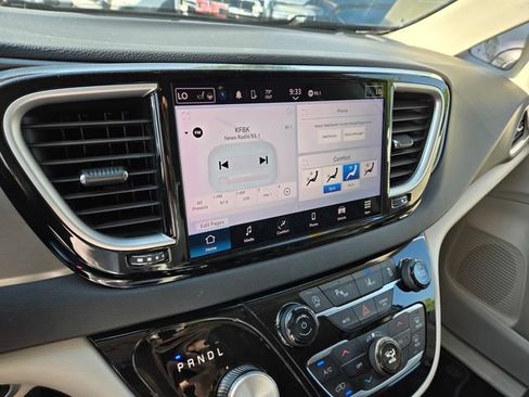 Used 2023 Chrysler Pacifica Touring-L FWD image 17