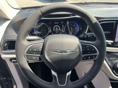 Used 2023 Chrysler Pacifica Limited w/ Uconnect Theater Family Group FWD image 17