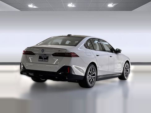 Used 2025 BMW i5 M60 w/ Executive Package image 8