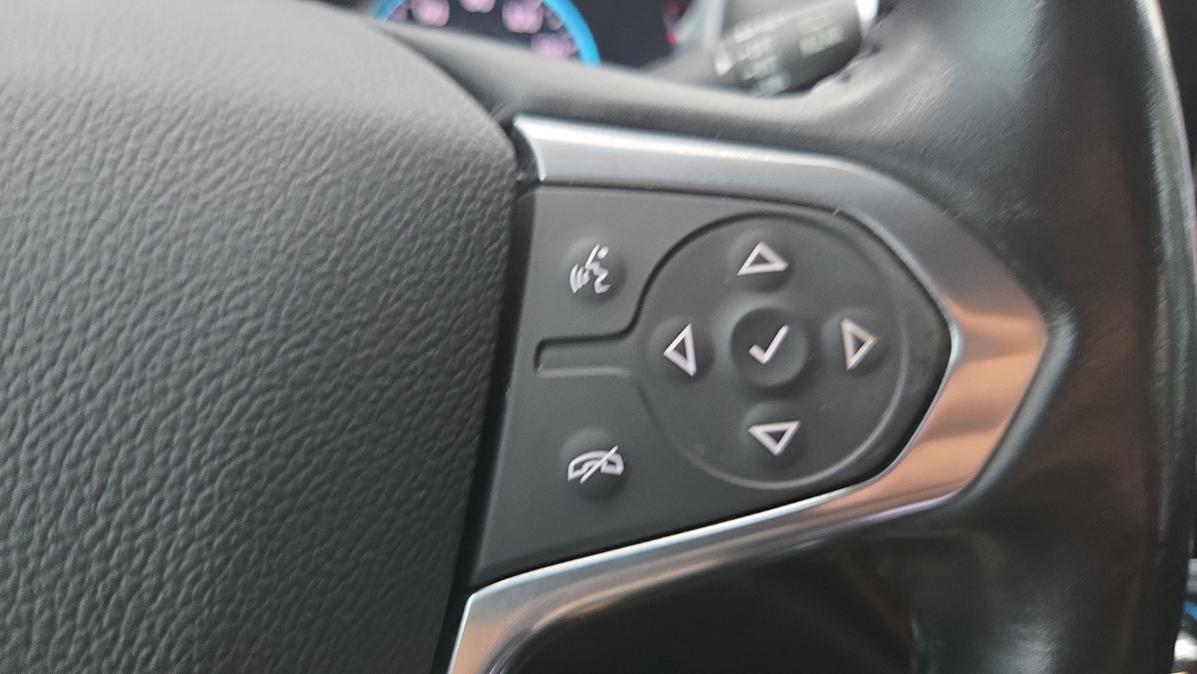 Used 2021 Chevrolet Traverse LT FWD image 32