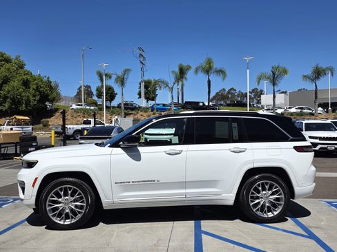 Certified 2023 Jeep Grand Cherokee Summit w/ Luxury Tech Group V AWD/4WD image 2