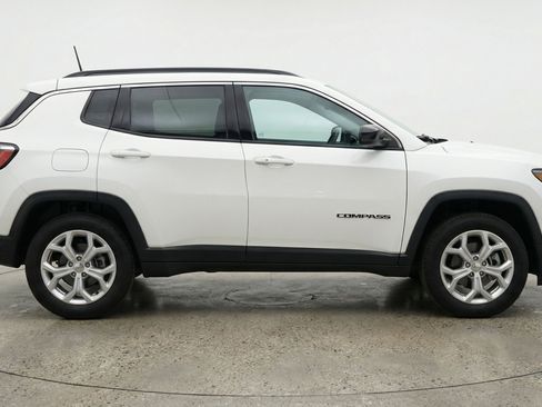 Used 2025 Jeep Compass Latitude AWD/4WD image 11
