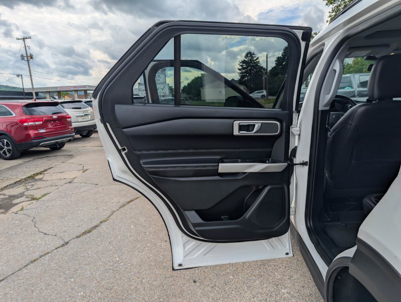 Used 2021 Ford Explorer XLT w/ Equipment Group 202A AWD/4WD image 30