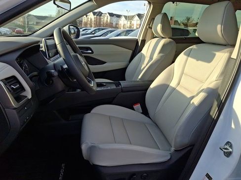 Used 2024 Nissan Rogue SV w/ SV Premium Package image 17