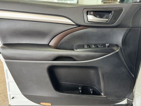 Used 2019 Toyota Highlander XLE AWD/4WD image 10