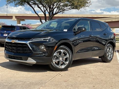 Used 2025 Chevrolet Blazer LT image 2