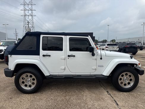 Used 2012 Jeep Wrangler Unlimited Sahara w/ Connectivity Group AWD/4WD image 10