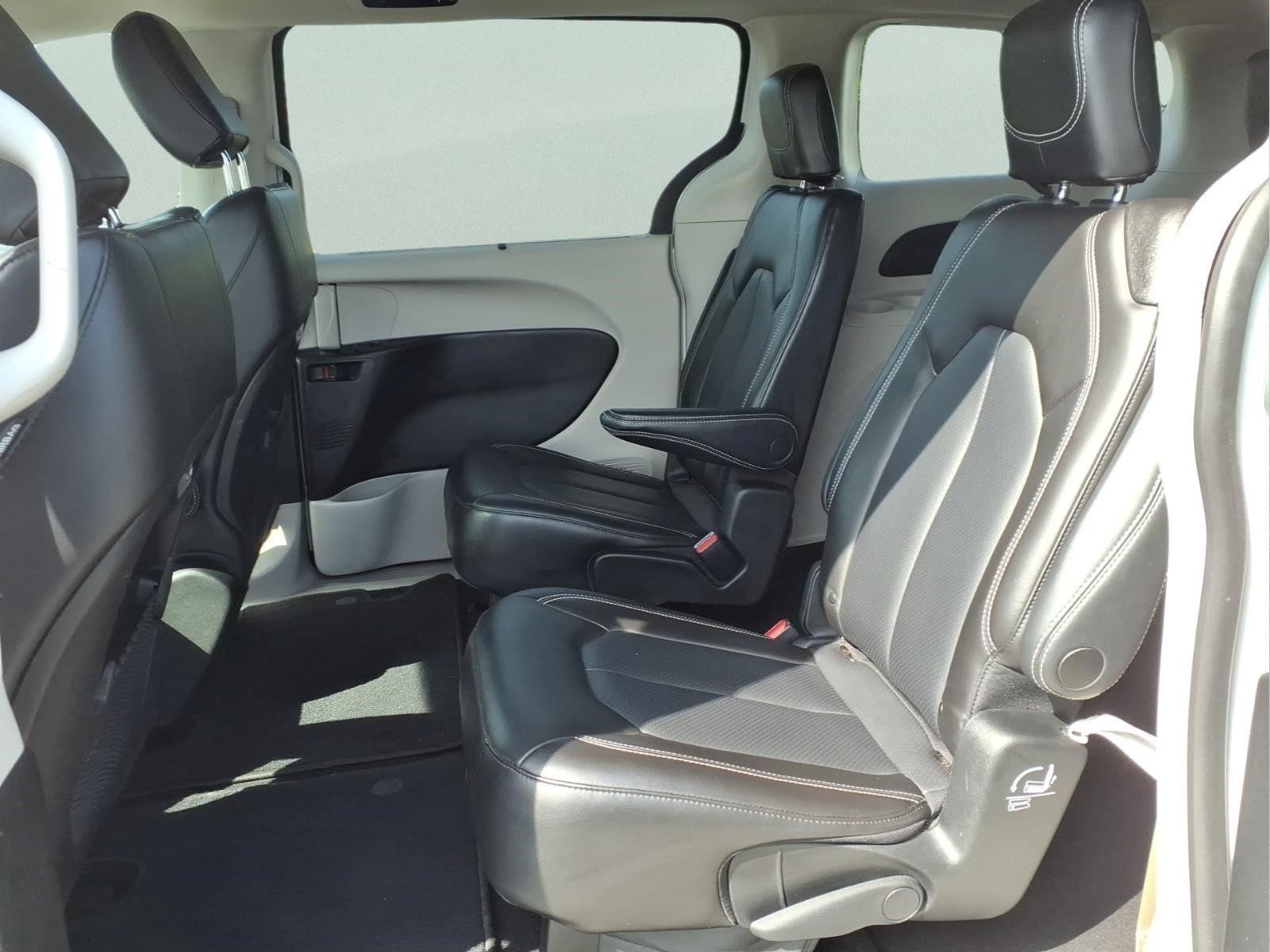 Used 2023 Chrysler Pacifica Touring-L FWD image 21