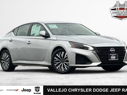 Used 2023 Nissan Altima 2.5 SV image 1