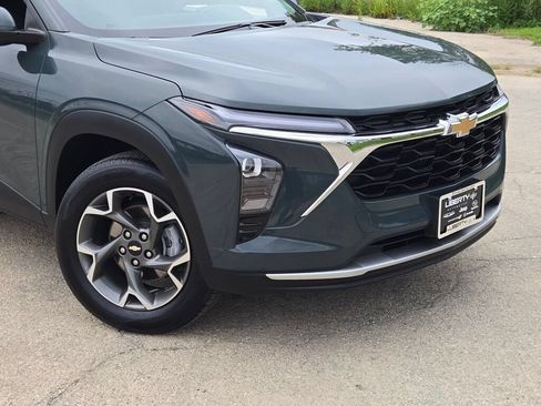 Used 2025 Chevrolet Trax LT FWD image 2