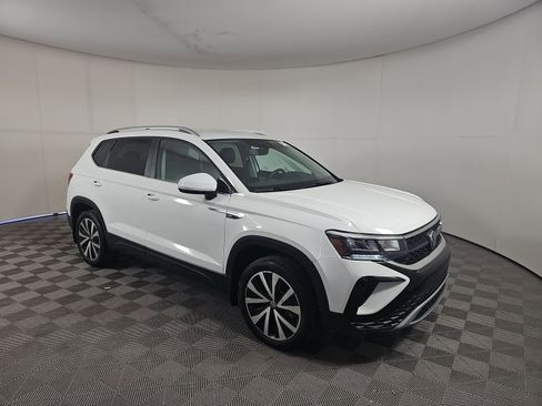 Used 2024 Volkswagen Taos SE image 3