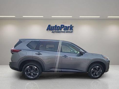 Used 2024 Nissan Rogue SV AWD/4WD image 9