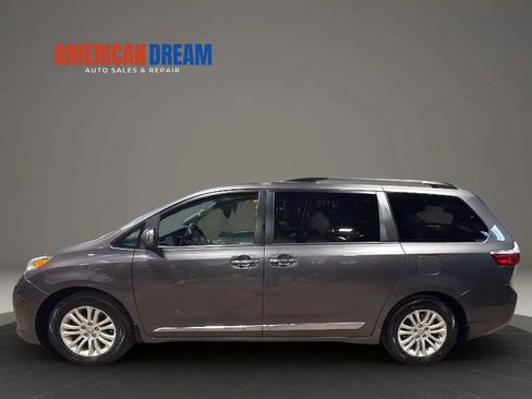 Used 2017 Toyota Sienna XLE w/ XLE Navigation Package FWD image 2